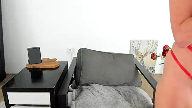 Snapshot of MendiPetite chatting on October 29, 2025, 8:08 pm MendiPetite online show from October 29, 2025, 8:08 pm