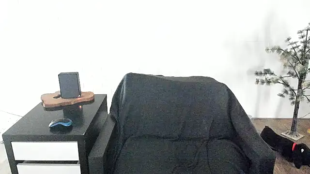 MendiPetite online show from March 18, 2026, 9:37 pm