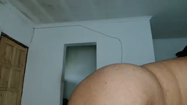 Snapshot of Hugetittiesxx2 chatting on January 17, 2026, 5:22 am Hugetittiesxx2 online show from January 17, 2026, 5:22 am