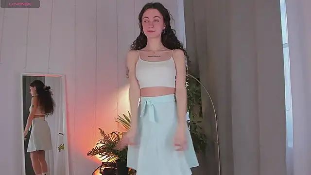 Curly Moon online show from April 3, 2026, 7:04 am