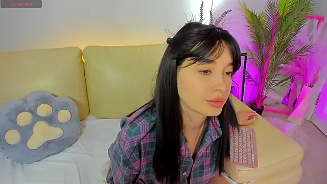 Snapshot of Miss_Elia chatting on April 4, 2026, 12:34 pm Miss Elia online show from April 4, 2026, 12:34 pm