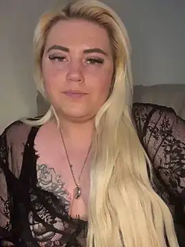 Snapshot of Blondiee3088 chatting on March 7, 2025, 4:00 pm Blondiee3088 online show from March 7, 2025, 4:00 pm