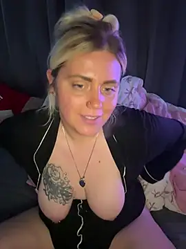 Snapshot of Blondiee3088 chatting on February 12, 2026, 10:04 am Blondiee3088 online show from February 12, 2026, 10:04 am