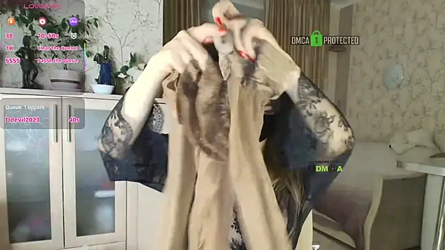 Snapshot of MilfeaN chatting on November 14, 2025, 9:18 pm MilfeaN online show from November 14, 2025, 9:18 pm