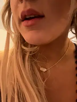 Snapshot of EllaSnow chatting on March 10, 2025, 5:54 am EllaSnow online show from March 10, 2025, 5:54 am