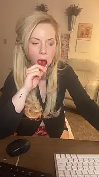 Snapshot of EllaSnow chatting on January 17, 2025, 8:34 am EllaSnow online show from January 17, 2025, 8:34 am