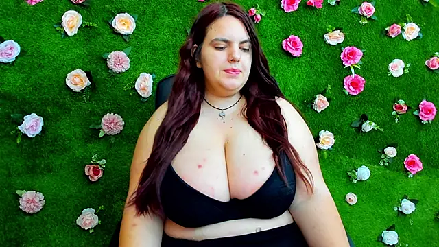 Huge Titties  online show from February 21, 2025, 5:13 am