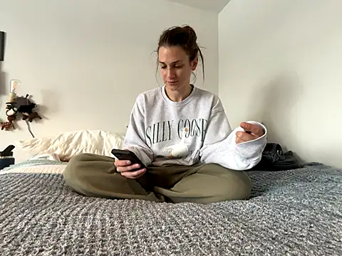 MissSwitch online show from December 5, 2024, 6:39 pm