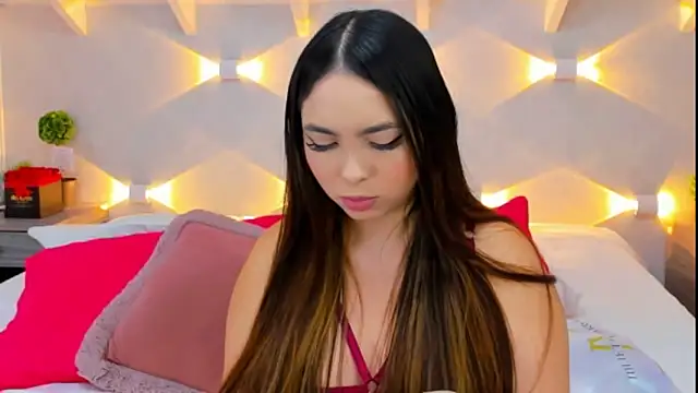 Snapshot of ChloeHarris chatting on December 3, 2024, 7:38 am ChloeHarris online show from December 3, 2024, 7:38 am