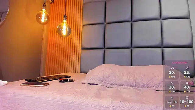 HOTTY RED  online show from October 17, 2025, 6:43 pm