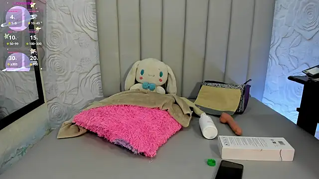 AlexaFoxy18 online show from April 12, 2026, 7:44 am