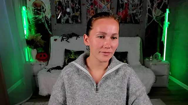 Snapshot of MichelleOrtis chatting on October 31, 2025, 12:46 pm MichelleOrtis online show from October 31, 2025, 12:46 pm