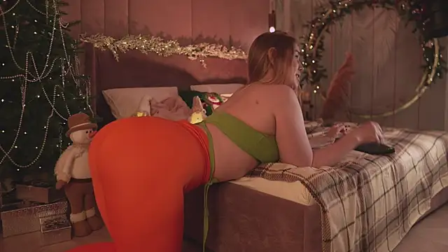 Smiley Mia online show from December 18, 2025, 7:40 pm