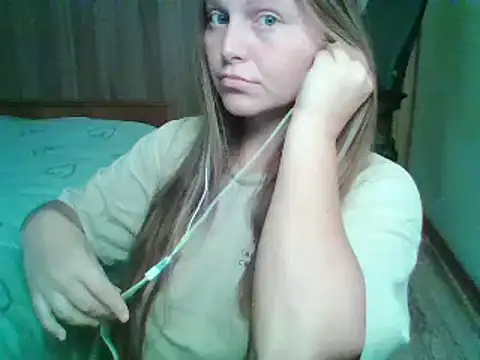 Evasapples online show from October 13, 2025, 6:20 pm