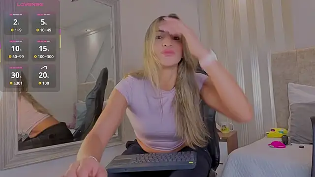 Tayra Pradit online show from December 16, 2025, 1:48 pm