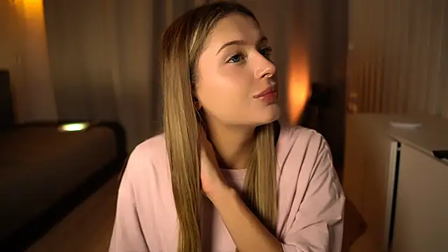 elisa moon online show from December 8, 2024, 3:18 am