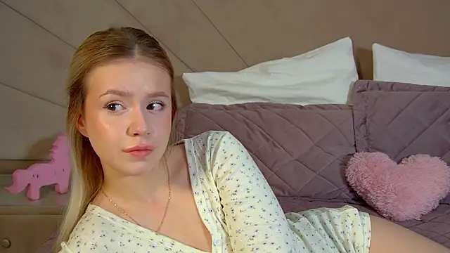 MilanaBalmain online show from March 10, 2026, 4:38 am