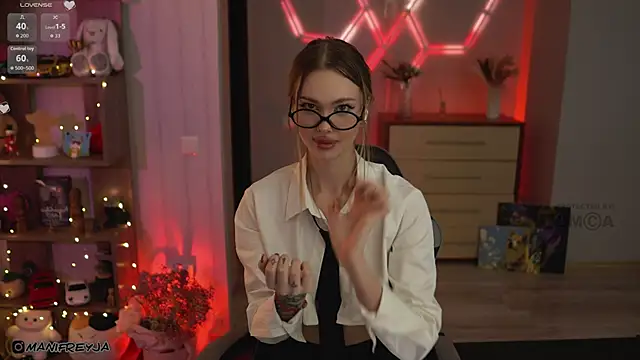 ManiFreyja online show from November 1, 2025, 8:46 pm