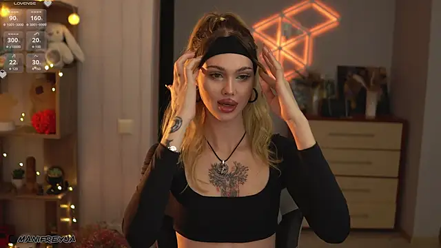 ManiFreyja online show from October 22, 2025, 7:46 pm