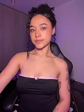 Snapshot of Crystal_Dluna chatting on November 3, 2025, 3:59 pm Crystal Dluna online show from November 3, 2025, 3:59 pm