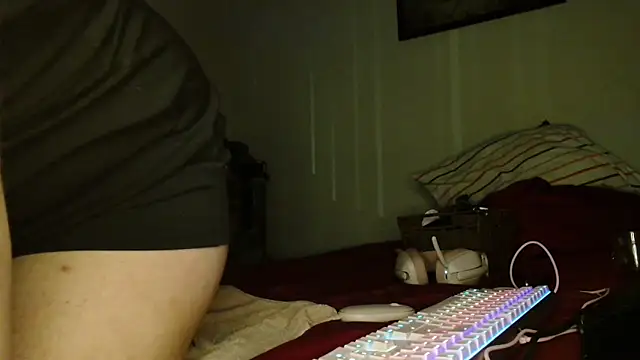 Snapshot of DirtyDi97 chatting on October 7, 2025, 3:40 am DirtyDi97 online show from October 7, 2025, 3:40 am