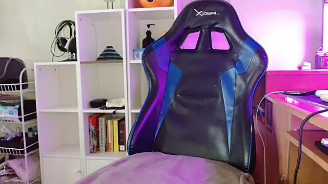 Snapshot of DirtyDi97 chatting on October 22, 2025, 4:17 pm DirtyDi97 online show from October 22, 2025, 4:17 pm