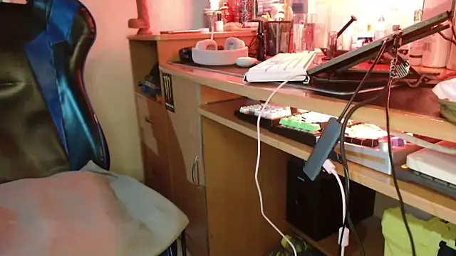 Snapshot of DirtyDi97 chatting on October 22, 2025, 4:12 am DirtyDi97 online show from October 22, 2025, 4:12 am