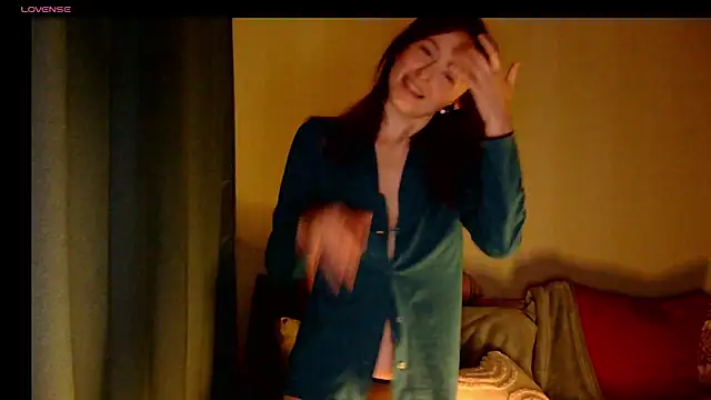 LilyXSky online show from November 7, 2025, 2:43 pm