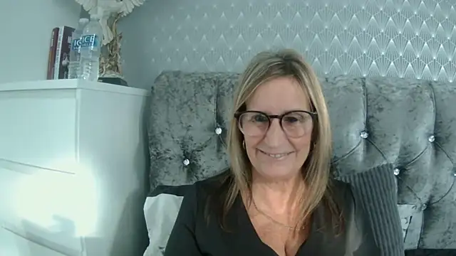 Snapshot of Additive_Mature_Linda chatting on September 21, 2025, 4:01 pm Additive Mature Linda online show from September 21, 2025, 4:01 pm