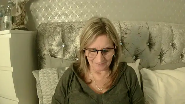 Snapshot of Additive_Mature_Linda chatting on October 3, 2025, 6:31 pm Additive Mature Linda online show from October 3, 2025, 6:31 pm