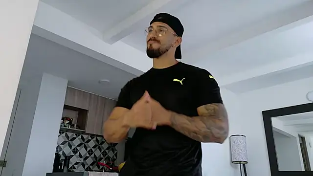 Snapshot of tony_muscle chatting on February 12, 2026, 9:14 pm tony muscle online show from February 12, 2026, 9:14 pm