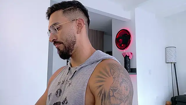 Snapshot of tony_muscle chatting on February 8, 2026, 8:39 pm tony muscle online show from February 8, 2026, 8:39 pm