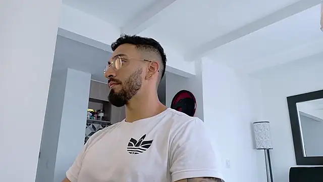 Snapshot of tony_muscle chatting on March 1, 2026, 7:03 pm tony muscle online show from March 1, 2026, 7:03 pm