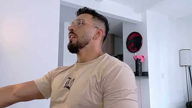 Snapshot of tony_muscle chatting on February 9, 2026, 8:07 pm tony muscle online show from February 9, 2026, 8:07 pm