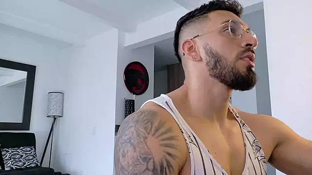 Snapshot of tony_muscle chatting on December 4, 2025, 8:52 pm tony muscle online show from December 4, 2025, 8:52 pm