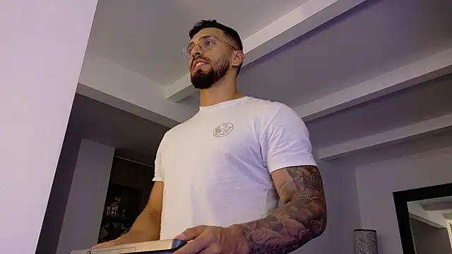 Snapshot of tony_muscle chatting on January 31, 2026, 11:25 pm tony muscle online show from January 31, 2026, 11:25 pm