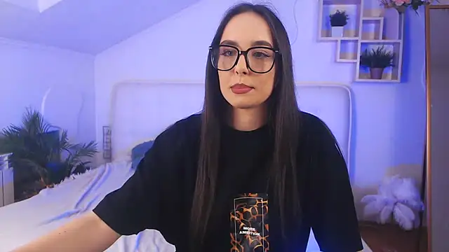 AuroraAksnesss online show from February 6, 2025, 5:30 pm