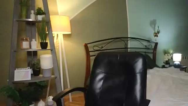 AuroraAksnesss online show from March 6, 2025, 4:07 pm