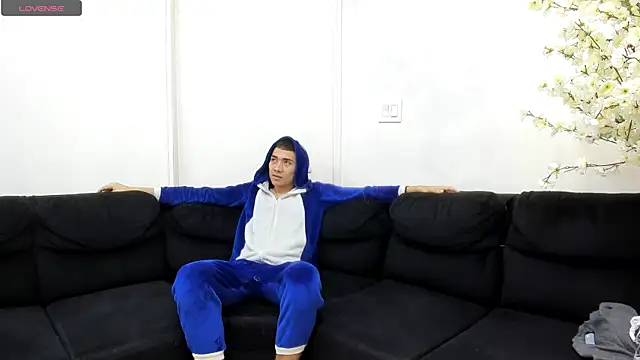 StrawwBoys online show from October 9, 2025, 10:38 am