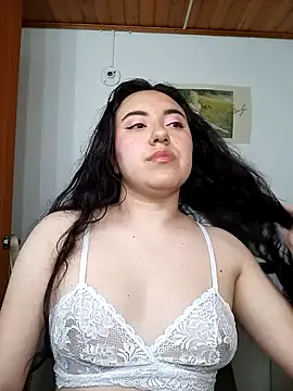 Emi chik online show from November 15, 2025, 11:25 am