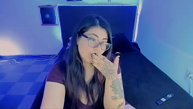 devilfoxtwo online show from February 12, 2025, 1:37 pm