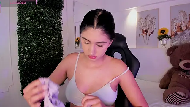 Ashley Evans18 online show from November 18, 2025, 12:41 pm