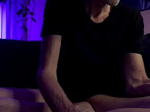 Bula94193 online show from September 8, 2025, 9:36 pm