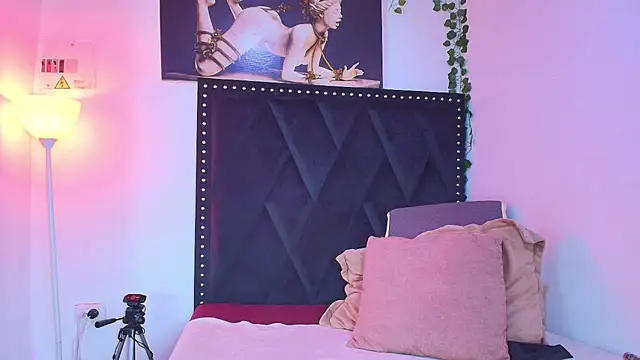 Snapshot of dafne_queenn chatting on November 19, 2025, 12:38 pm dafne queenn online show from November 19, 2025, 12:38 pm