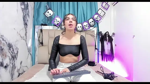 Snapshot of dafne_queenn chatting on October 25, 2025, 12:28 pm dafne queenn online show from October 25, 2025, 12:28 pm