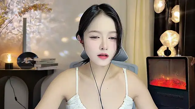 xiaodaibabyy online show from February 22, 2025, 1:24 pm