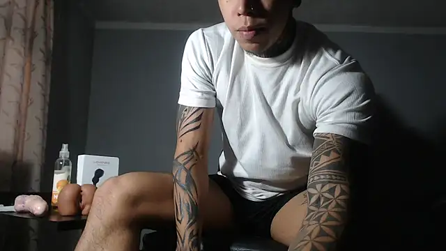 Nickhot0609 online show from January 23, 2025, 10:22 pm