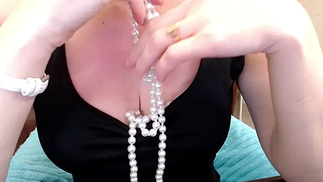 Snapshot of Cutie_Erikaa1 chatting on February 19, 2025, 8:44 am Cutie Erikaa1 online show from February 19, 2025, 8:44 am