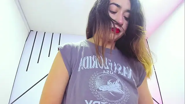 LisaWhite  online show from November 10, 2025, 12:43 pm