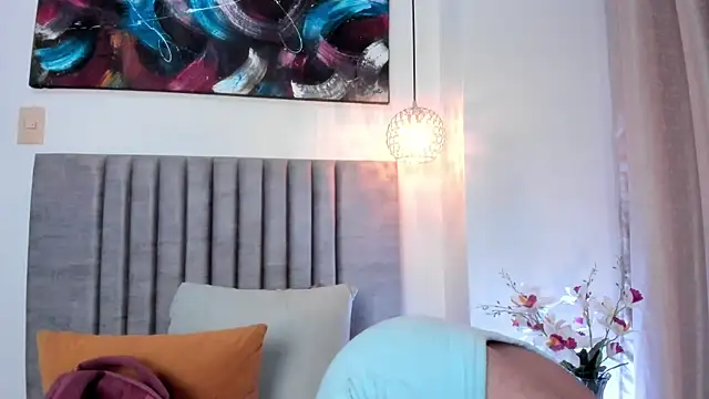 Snapshot of LaraGoldd chatting on February 13, 2026, 12:43 am LaraGoldd online show from February 13, 2026, 12:43 am